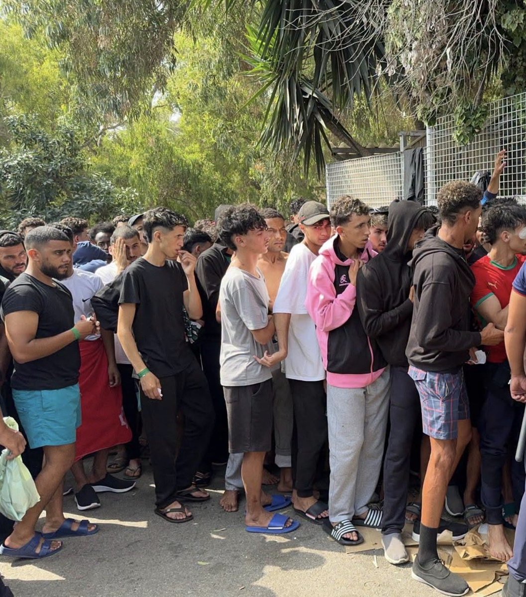 TalebSahara's tweet photo. Cientos de jóvenes marroquíes cruzaron la frontera de Ceuta en las últimas 24h. 
No son ni exiliados de guerra ni refugiados políticos, ni mucho menos mujeres y niños. 
Todos hombres jóvenes en buen estado.

Cuando esto pasa, quiere decir que el régimen marroquí quiere algo. https://t.co/RhsKQKQ3Ri