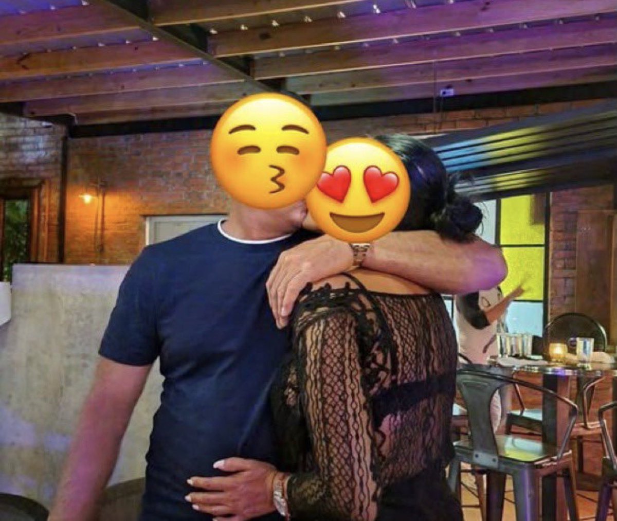 CelsoFuxiqueiro's tweet photo. 🚨E essa mulher que descobriu que o marido mantinha um caso com uma funcionária da empresa e decidiu dar o troco nele da forma mais inesperada possivel kkkkkk…   

O vlde0 v*zado acabou viralizando e caiu na mão da familia. https://t.co/4WfNEx5gao