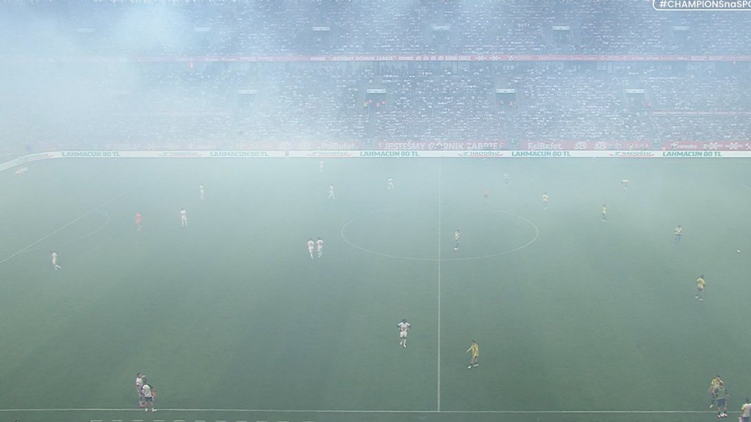 GoalsXtra's tweet photo. The match has been halted for about 10 minutes following the goal scored by Talisca due to smoke from flares; the entire pitch is blanketed in smoke. 🇵🇱🚭 https://t.co/2bRBugBSf3