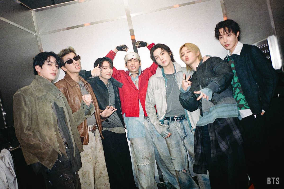 Galinka_Boo's tweet photo. WE STAND WITH BTS 
WE ARE PROUD OF YOU BTS 
BTS OUR FOREVER ARTISTS 
#WeStandWithBTS
#WE_PURPLE_YOU_BTS 
#Proud_of_BTS https://t.co/UqCTPbRZHL