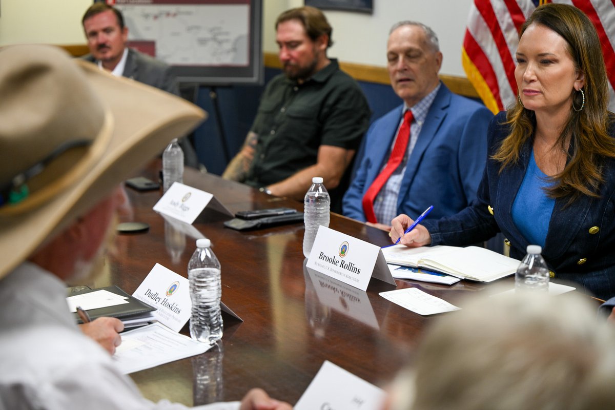 Screwworm_RR's tweet photo. LIVE from the Douglas Port of Entry:  
  
@SecRollins, @RepCiscomani, and @RepAndyBiggsAZ are meeting with Arizona ranchers and state and local leaders ahead of @USDA’s safe, strategic reopening of the port to livestock trade on August 24. https://t.co/kBNlvPny8T