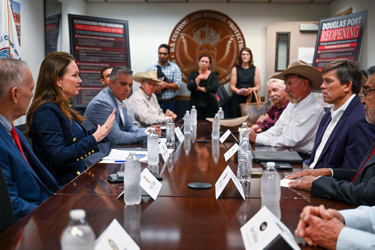 Screwworm_RR's tweet photo. LIVE from the Douglas Port of Entry:  
  
@SecRollins, @RepCiscomani, and @RepAndyBiggsAZ are meeting with Arizona ranchers and state and local leaders ahead of @USDA’s safe, strategic reopening of the port to livestock trade on August 24. https://t.co/kBNlvPny8T