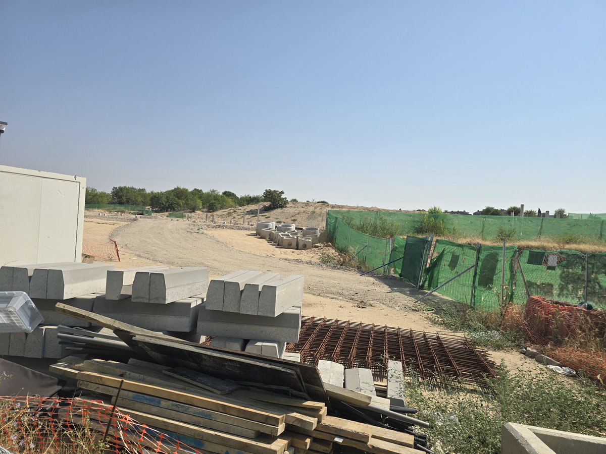 nomegacanton's tweet photo. ¿Ésta es la imagen que @AlmeidaPP_ quiere para #Montecarmelo?
Una obra del #megacantón parada por los tribunales y una parcela convertida en almacén de materiales, residuos y maquinaria. Todo sigue ahí, a la vista de los vecinos. #Cibeles nos ha abandonado y dejado el problema https://t.co/ZnhcAvsl3C