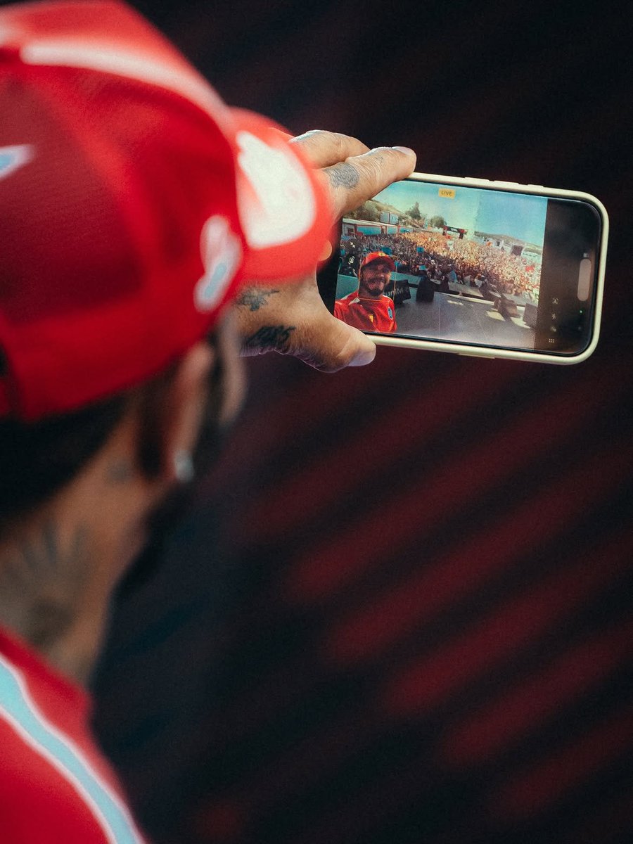 LH44Fanpage8's tweet photo. Lewis filming  video with the fans 🥹❤️ https://t.co/VgbBNTARTq