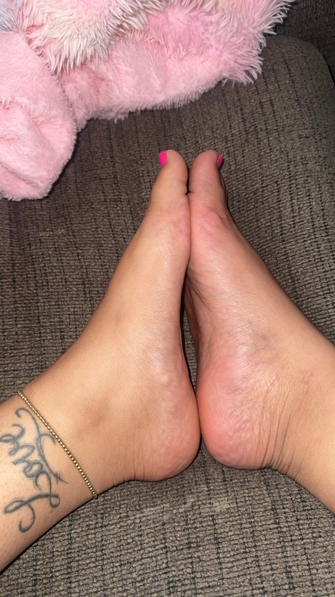 Littlelightskn1's tweet photo. You know exactly what I want when I put my feet like this 😘🍆🤤 https://t.co/CBqXbwJJKM