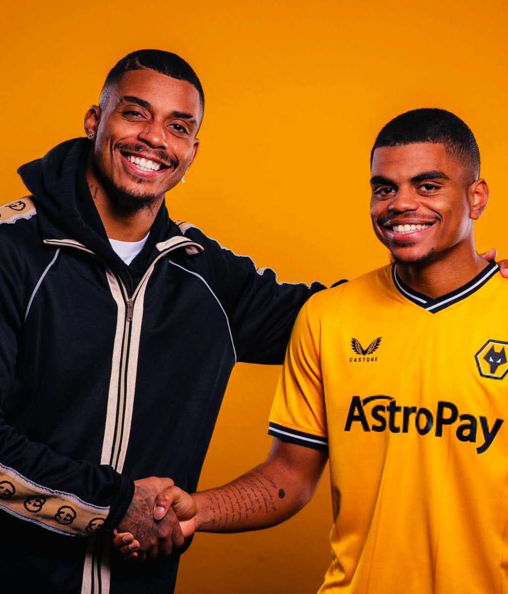 AllFootballfans's tweet photo. 🚨 Le témoignage poignant de Mario Lemina qui remercie Wolverhampton d’avoir recruté son petit frère Noah après le décès de leur père :

« 𝗠𝗢𝗡 𝗣𝗘𝗧𝗜𝗧 𝗙𝗥𝗘̀𝗥𝗘  𝗔 𝗣𝗘𝗥𝗗𝗨 𝗟𝗔 𝗕𝗢𝗨𝗦𝗦𝗢𝗟𝗘 𝗤𝗨𝗔𝗡𝗗 𝗢𝗡 𝗔 𝗣𝗘𝗥𝗗𝗨 𝗡𝗢𝗧𝗥𝗘 𝗣𝗘̀𝗥𝗘 🥹💔

Noah était le dernier de la famille, donc mon père était tout le temps avec lui.

C'était son confident, son meilleur ami. 𝗟𝗲 𝗳𝗮𝗶𝘁 𝗱𝗲 𝘃𝗲𝗻𝗶𝗿 𝗮̀ 𝗪𝗼𝗹𝘃𝗲𝗿𝗵𝗮𝗺𝗽𝘁𝗼𝗻, 𝗳𝗿𝗮𝗻𝗰𝗵𝗲𝗺𝗲𝗻𝘁 𝗷𝗲 𝗻𝗲 𝗹𝗲𝘀 𝗿𝗲𝗺𝗲𝗿𝗰𝗶𝗲𝗿𝗮𝗶 𝗷𝗮𝗺𝗮𝗶𝘀 𝗮𝘂𝘁𝗮𝗻𝘁 𝗱𝗲 𝗺'𝗮𝘃𝗼𝗶𝗿 𝗹𝗮𝗶𝘀𝘀𝗲́ 𝗹'𝗼𝗽𝗽𝗼𝗿𝘁𝘂𝗻𝗶𝘁𝗲́ 𝗱𝗲 𝘃𝗶𝘃𝗿𝗲 𝗰̧𝗮 𝗮𝘃𝗲𝗰 𝗺𝗼𝗻 𝗳𝗿𝗲̀𝗿𝗲.

C'est clairement moi qui suis parti demander à Wolverhampton de ramener mon frère. Je leur ai dit que c'était difficile et que je leur demandais d'utiliser leur joker pour le faire venir.

Mais pour être honnête, ils l’avaient déjà supervisé, ils aimaient beaucoup son profil quand il était au PSG. 𝗝𝗲 𝗹'𝗮𝗶 𝗳𝗮𝗶𝘁 𝗽𝗮𝗿𝗰𝗲 𝗾𝘂'𝗶𝗹 𝗮𝘃𝗮𝗶𝘁 𝗱𝘂 𝘁𝗮𝗹𝗲𝗻𝘁, 𝗲𝘁 𝗽𝗮𝗿𝗰𝗲 𝗾𝘂'𝗶𝗹 𝗮𝘃𝗮𝗶𝘁 𝗯𝗲𝘀𝗼𝗶𝗻 𝗱𝗲 𝗺𝗼𝗶. » ❤️

(🎙️ Canal+ Afrique)

Abonne toi 👉#allfootballfans