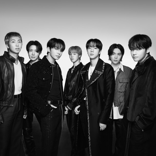 BillboardArg's tweet photo. 🏆 BTS anunció que no presentará su música para los premios GRAMMY 2027, luego de que la Academia de la Grabación incorporara una nueva categoría destinada a artistas asiáticos.

“Esperamos que la música pueda ser escuchada y apreciada por sí misma, en lugar de ser diferenciada por la región o el idioma”, expresó el grupo al explicar su decisión.

La postura de BTS abrió el debate entre los fans sobre la representación en los premios y el lugar que ocupan los artistas internacionales dentro de las principales categorías.