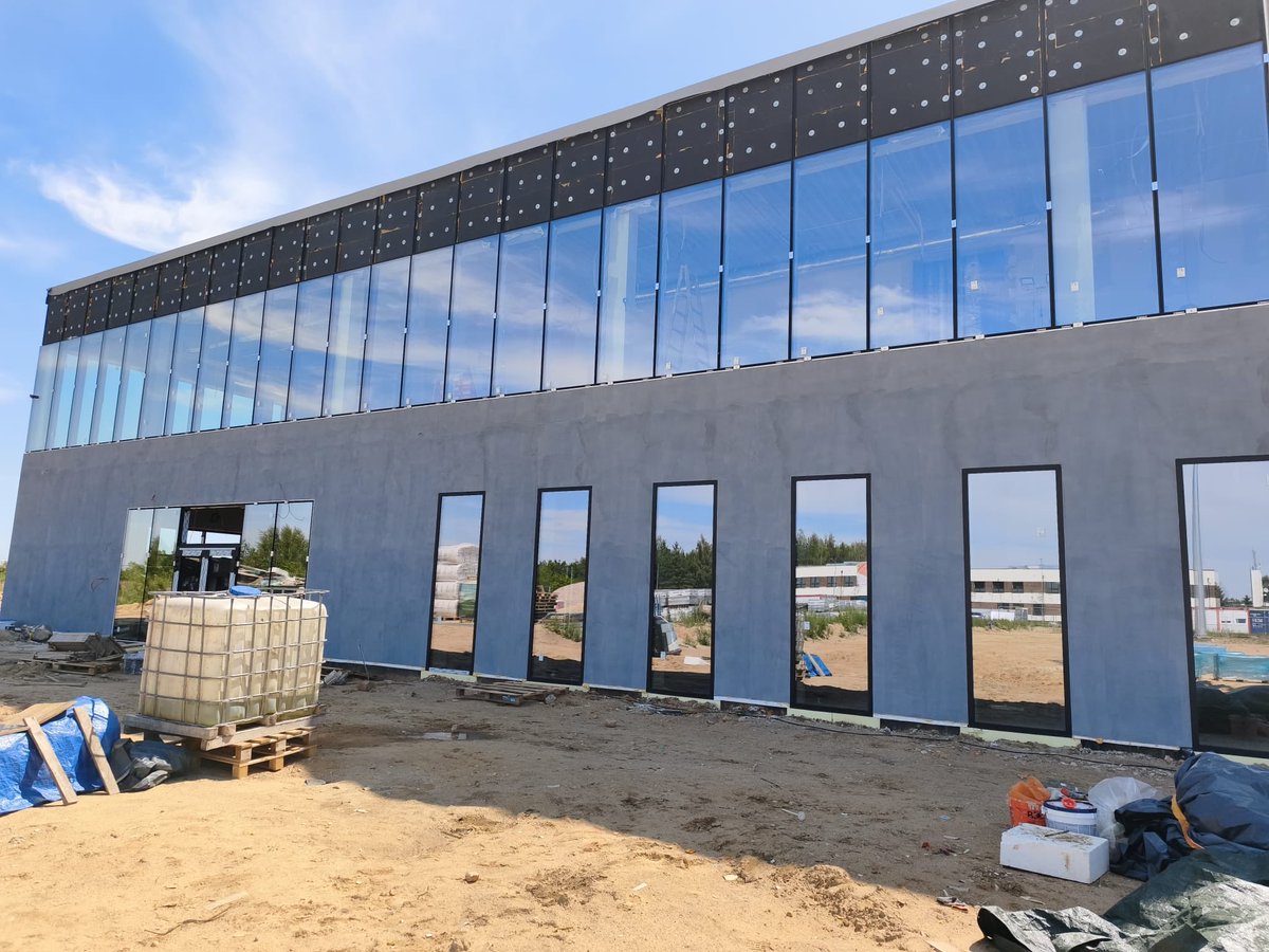 RobertDobrzycki's tweet photo. Odwiedziłem dziś budowę Widzew Training Center – prace przebiegają zgodnie z założonym harmonogramem. Po wymianie i sfinansowaniu przez nas nowej murawy w Sercu Łodzi i przejęciu miejskiego boiska przy stadionie, jesteśmy w trakcie trzeciego ważnego kroku w rozwoju naszej infrastruktury sportowej. 

W trakcie budowy zdecydowaliśmy się na dodatkową inwestycję w podgrzewanie boiska, które pozwoli wydłużyć możliwość użytkowania obiektu przez dodatkowe kilka miesięcy w roku. 

Koszt całkowity Widzew Training Center to 28 mln złotych z czego 18 mln złotych finansowane jest ze środków Widzew Łódź SA poprzez dokapitalizowanie większościowego udziałowca. Jest to największa inwestycja w historii naszego Klubu oraz fundament pod rozwój naszej młodzieży w Akademii Widzewa, która ma najwyższy budżet w swojej historii. Akademia to dla nas kluczowy filar działalności klubu i planujemy w nią inwestować w skoordynowany sposób.

@RTS_Widzew_Lodz 🔴⚪️🔴