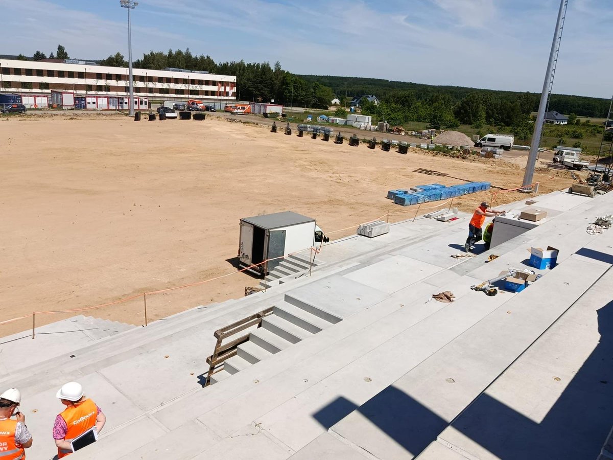 RobertDobrzycki's tweet photo. Odwiedziłem dziś budowę Widzew Training Center – prace przebiegają zgodnie z założonym harmonogramem. Po wymianie i sfinansowaniu przez nas nowej murawy w Sercu Łodzi i przejęciu miejskiego boiska przy stadionie, jesteśmy w trakcie trzeciego ważnego kroku w rozwoju naszej infrastruktury sportowej. 

W trakcie budowy zdecydowaliśmy się na dodatkową inwestycję w podgrzewanie boiska, które pozwoli wydłużyć możliwość użytkowania obiektu przez dodatkowe kilka miesięcy w roku. 

Koszt całkowity Widzew Training Center to 28 mln złotych z czego 18 mln złotych finansowane jest ze środków Widzew Łódź SA poprzez dokapitalizowanie większościowego udziałowca. Jest to największa inwestycja w historii naszego Klubu oraz fundament pod rozwój naszej młodzieży w Akademii Widzewa, która ma najwyższy budżet w swojej historii. Akademia to dla nas kluczowy filar działalności klubu i planujemy w nią inwestować w skoordynowany sposób.

@RTS_Widzew_Lodz 🔴⚪️🔴