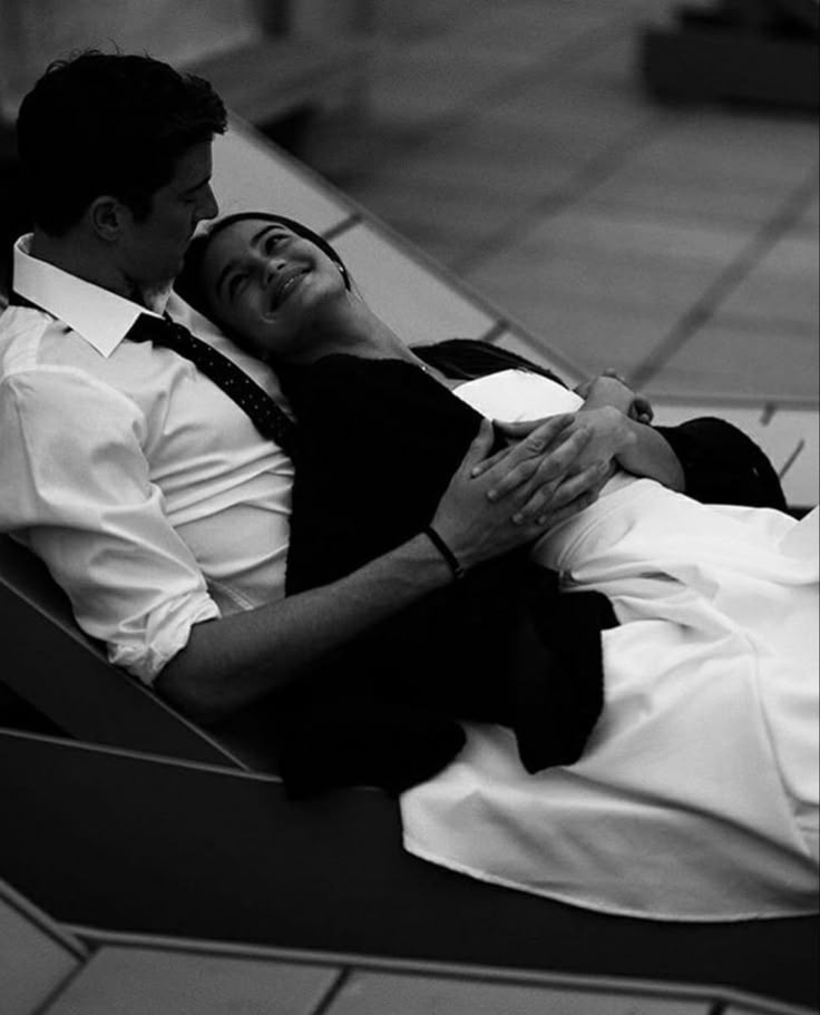 MAlmshwly26486's tweet photo. أنتِ تلك البلاد
الذي لا يحدها خرائط
ولا حدود 
أدرت نحوكِ
ومددتُ اشرعة القلب
لكي امتلئ من فيض ودكِ
بدهشة الشعور الدي يسكنُ
الروح

لتبقي عنوان القصائد
بقلم خيال كاتب
ارهقني الحضور
فاستحال نبضة مداداً
من دمه
وحنينه فيضاً 
من الشعور الذي يسري
في الشريان.
#قيثارة_النيل 
#مملكة_القيصر https://t.co/lGmCMTY8x6