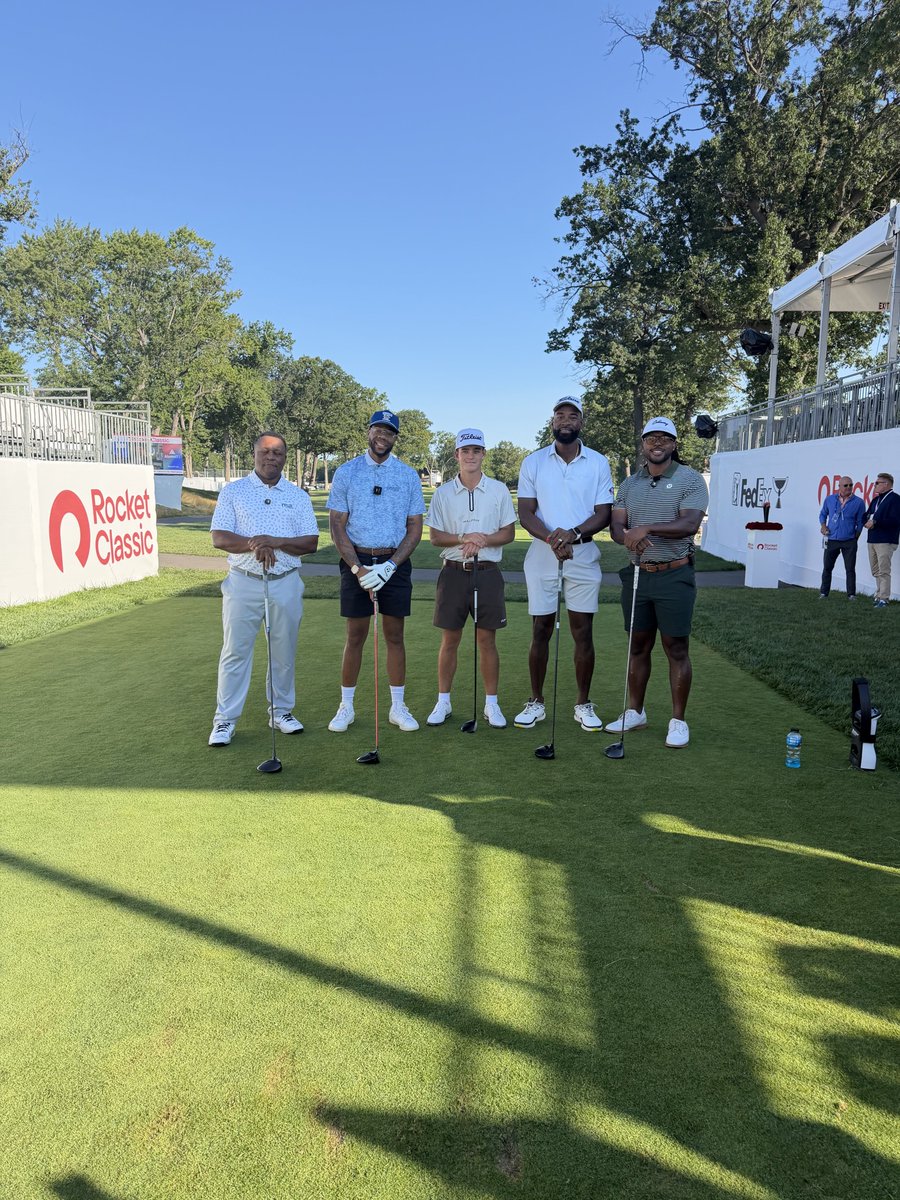 BarrySanders's tweet photo. Look at the @Lions @ProFootballHOF brother I ran into them at the @RocketClassic today - We are #RoaringLowScores https://t.co/VoCnQwqTsT