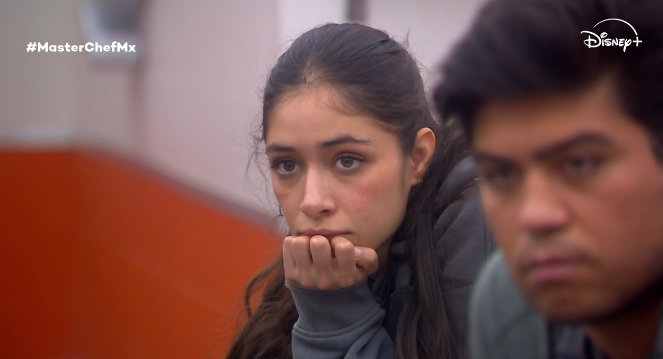 Itzel_Zgd's tweet photo. Michelle se la pasó diciéndole a @Emmanuelchiang que era un ratero por llevarse los palillos chinos del chef (cuando se los regalaron) y resulta que ella se robó pinturas de la chef Natalia y se los están reclamando ahora. 
#MasterChefMx https://t.co/111tPWdtMU
