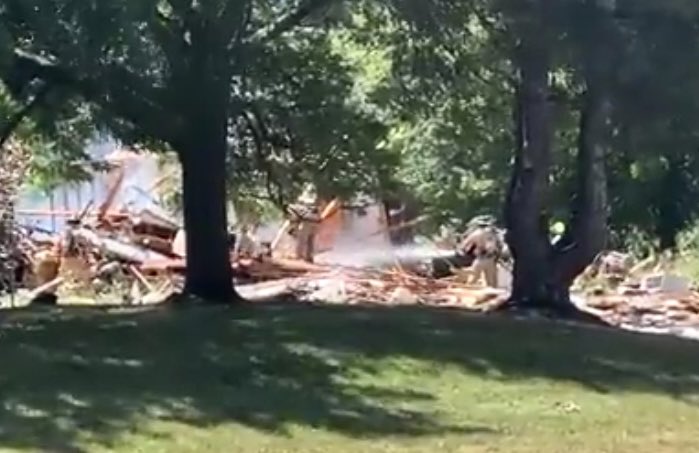 GPmedia_24's tweet photo. EXPLOSION: @LdnOntFire o/s house explosion — Base Line Rd W /Cotswold Gate #LdnON , house levelled. Crews con’t offensive attack, Injuries unknown. Multiple 911 calls reporting an explosion, #London Police o/s — road closures. (LFD Xpics) https://t.co/Y0uUBbqMFp