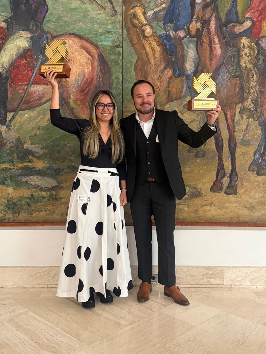 JorgeEmilioRey's tweet photo. El Departamento Administrativo de la Función Pública reconoció el trabajo que venimos adelantando en Cundinamarca al otorgarnos dos Premios Nacionales de Alta Gerencia, entre 233 experiencias estudiadas en el país. El primero fue para la Red de Bancos de Leche Humana y Salas Amigas de la Lactancia, de la @SecSaludCundi, y el segundo para la iniciativa "Decidir para conservar: modelo de gobernanza hídrica comunitaria para la protección de ecosistemas estratégicos en Cundinamarca", de la Secretaría de Bienestar Verde @SBVerdeCund. Recibimos también una mención de honor por la estrategia "Control 360: Cundinamarca Ruta Estratégica", desarrollada por la Oficina de Control Interno del Departamento @ControlIntCund.

Cada uno de estos reconocimientos refleja el compromiso de equipos técnicos, servidores públicos y comunidades que decidieron innovar para responder con mejores soluciones a las necesidades de los ciudadanos, demostrando que desde Cundinamarca impulsamos iniciativas que hoy se convierten en referentes de gestión pública para el país.

Mi reconocimiento a las entidades y a los equipos que hicieron posible este logro, a @neidytinjaca, @diegolchala y Johana Aguirre, así como a las comunidades que han sido protagonistas de estos procesos. Felicito también a la Personería de Cucunubá, al Hospital San Rafael de Facatativá y a la Alcaldía de Mosquera, que igualmente fueron distinguidos durante esta jornada.
