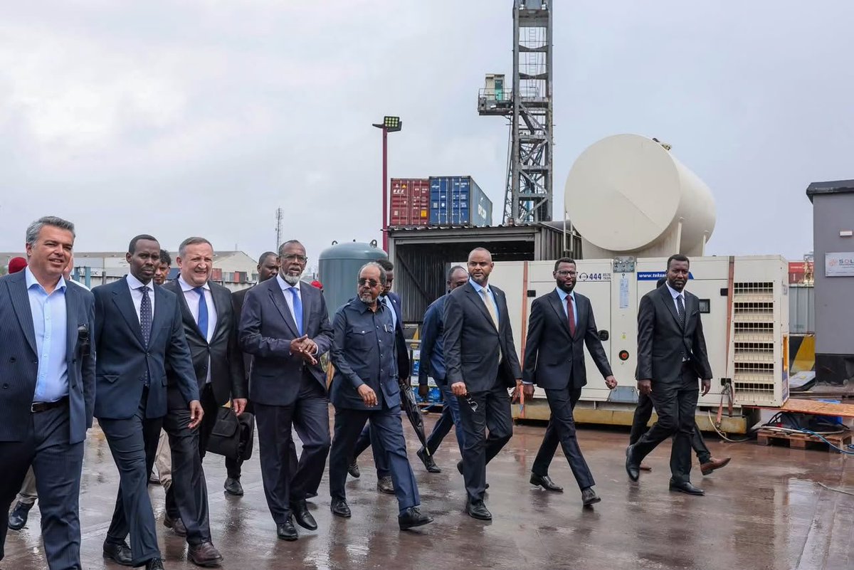 EastAfricaGov's tweet photo. #Somalia: The Prime Governor of the State of Somalia 🇸🇴, H.E. @HassanSMohamud  was Welcomed at the Port of Mogadishu by officials during his working visit today. He Praised the progress, modernization efforts and Promised on building a modern port.
@TheVillaSomalia @mp https://t.co/x2sdaJX8Bf