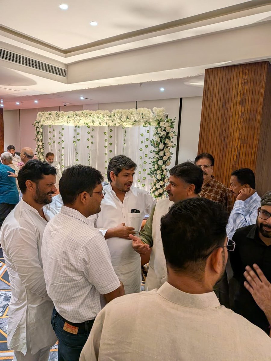 PtShivagajiya's tweet photo. आज बड़े भाई एवं पूर्व विधायक वाज़िब अली जी के सानिध्य में राजस्थान विधानसभा के पूर्व अध्यक्ष आदरणीय माननीय #सी_पी_जोशी जी को उनके #जन्मदिवस पर हार्दिक बधाई एवं शुभकामनाएँ प्रेषित करने का सौभाग्य प्राप्त हुआ।

इस गरिमामय अवसर पर राजस्थान के पूर्व मुख्यमंत्री आदरणीय श्री अशोक गहलोत जी, नेता प्रतिपक्ष श्री टीकाराम जूली जी, प्रदेश कांग्रेस कमेटी के अध्यक्ष श्री गोविन्द सिंह डोटासरा जी, पूर्व मंत्री श्री रघु शर्मा जी, पूर्व मंत्री श्रीमती शकुंतला रावत जी, पूर्व विधायक श्री संदीप यादव जी, पूर्व विधायक श्री लाखन मीणा जी सहित कांग्रेस परिवार के अनेक वरिष्ठ नेताओं से आत्मीय मुलाकात हुई। इस दौरान संगठन की मजबूती, जनहित के मुद्दों एवं प्रदेश के वर्तमान राजनीतिक परिदृश्य पर सार्थक चर्चा करने का अवसर भी मिला।

आदरणीय सी. पी. जोशी जी का सार्वजनिक जीवन हम सभी के लिए प्रेरणास्रोत है। ईश्वर से उनके उत्तम स्वास्थ्य, दीर्घायु एवं यशस्वी जीवन की मंगलकामना करता हूँ
@drcpjoshi @GovindDotasra @TikaRamJullyINC @aliwajib @ashokgehlot51