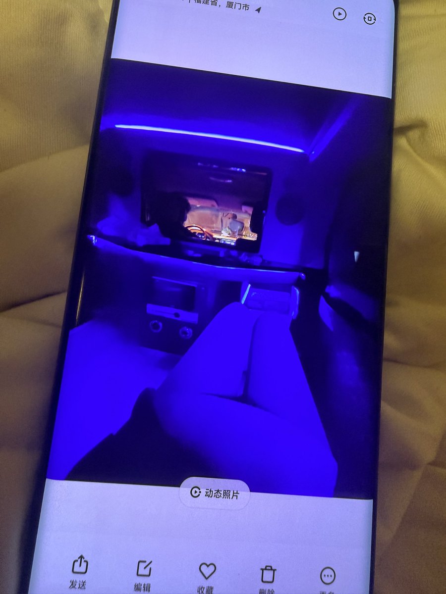 sometime_ever_'s tweet photo. 刚好要在旧手机里找图片 打开了相册
会喜欢到什么程度呢 打开动态图 一遍一遍听你的声音 一次一次看这三张图 我坐在乔治巴顿的后座 你在带着耳机打电话 似乎都能闻到你身上雪茄的味道 这是我跟你第一次见 没想过有如此羁绊 
现在也没那么想跟你联络 我们好像都没有那么需要彼此 只是会偶尔想起极端热烈 https://t.co/umy6gUQhLi