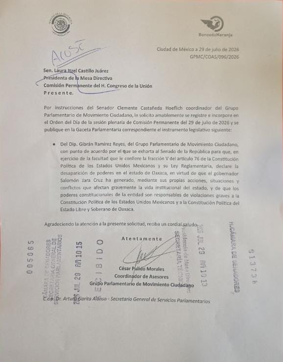 jaimeguerrero08's tweet photo. ⚠️‼️#Extra #Extra‼️⚠️

@MovCiudadanoMX busca desaparición de poderes en #Oaxaca; marco constitucional apunta a improcedencia

#JaimeGUERRERO

La bancada de Movimiento Ciudadano en el Congreso de la Unión promovió un exhorto para que el @senadomexicano analice la desaparición de poderes en Oaxaca. 

La Constitución y la ley reglamentaria de esa facultad establecen que sólo procede en supuestos extraordinarios, cuando se acredita la desaparición efectiva del orden constitucional de una entidad.

De acuerdo con el oficio fechado este 29 de julio de 2026, el coordinador del Grupo Parlamentario de Movimiento Ciudadano en el Senado, Clemente Castañeda Hoeflich, solicitó a la presidenta de la Mesa Directiva de la Comisión Permanente, Laura Itzel Castillo Juárez, incorporar el punto de acuerdo al Orden del Día.

Además, pidió que el documento fuera publicado en la Gaceta Parlamentaria para su discusión durante la sesión de este miércoles de la Comisión Permanente del Congreso de la Unión.

La propuesta fue presentada por el diputado federal Gilbrán Ramírez Reyes, quien plantea exhortar al Senado para que ejerza la facultad prevista en la fracción V del artículo 76 de la Constitución Política de los Estados Unidos Mexicanos, relativa a la desaparición de poderes en una entidad federativa.

En la exposición de motivos, el legislador sostiene que el gobernador Salomón Jara Cruz “ha generado, mediante sus propias acciones, situaciones y conflictos que afectan gravemente la vida institucional del estado”, por lo que considera procedente que el Senado valore la aplicación de esa figura constitucional.

Asimismo, afirma que los poderes constitucionales de Oaxaca habrían incurrido en violaciones graves a la Constitución federal y a la Constitución local, argumentos con los que sustenta la solicitud presentada ante la Comisión Permanente.

La fracción V del artículo 76 de la Constitución establece que corresponde exclusivamente al Senado declarar, cuando hayan desaparecido todos los poderes constitucionales de un estado, y nombrarle un gobernador provisional, en los términos que disponga la ley reglamentaria.

La legislación precisa que la desaparición de poderes sólo procede cuando los titulares de los poderes constitucionales de un estado
quebrantan los principios del régimen federal, abandonan el ejercicio de sus funciones, son imposibilitados para desempeñarlas por conflictos que alteran la vida institucional del estado o prorrogan ilegalmente su permanencia en el cargo.

También contempla como causal que los poderes promuevan o adopten una forma de gobierno distinta a la establecida por la Constitución. 

La determinación sobre si esos supuestos se actualizan corresponde exclusivamente al Senado de la República, tras un procedimiento previsto en la ley.

En el caso de Oaxaca, el gobernador Salomón Jara Cruz ya rebasó los tres primeros años de su mandato constitucional. Por ello, aun en el escenario hipotético de que el Senado declarara la desaparición de poderes, ello no implicaría la convocatoria a una elección extraordinaria para renovar la gubernatura.

Conforme al artículo 69 de la Constitución Política del Estado Libre y Soberano de Oaxaca, en caso hipotético, cuando la falta absoluta del titular del Poder Ejecutivo ocurre durante los tres últimos años del sexenio, corresponde al Congreso del Estado, erigido en Colegio Electoral, designar a un gobernador sustituto para concluir el periodo constitucional.

Si el Congreso se encontrara en receso, la Diputación Permanente nombraría primero a un gobernador provisional y convocaría de inmediato a un periodo extraordinario para que el Pleno designe al gobernador sustituto que concluiría el sexenio.

La desaparición de poderes constituye una medida excepcional, sujeta a causales estrictamente previstas por la Constitución y su ley reglamentaria y, de actualizarse, no derivaría en una nueva elección para gobernador de Oaxaca, ni en la designación de sustituto para concluir el periodo.