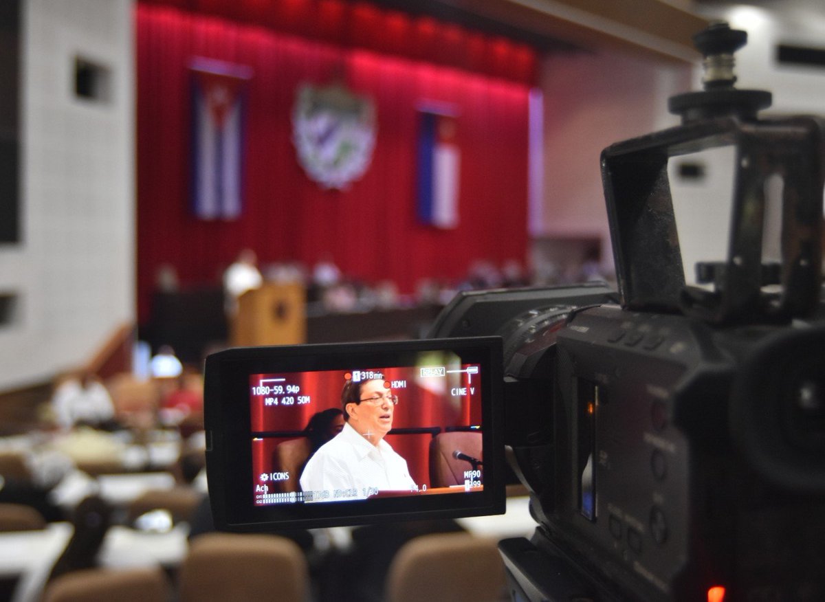 AsambleaCuba's tweet photo. El diputado @BrunoRguezP, ministro de Relaciones Exteriores, presentó ante la @AsambleaCuba una información de @CubaMINREX sobre la situación actual del escenario internacional. 

Posteriormente, @anamarianpp dio lectura al proyecto de Declaración de la Asamblea Nacional https://t.co/yqlYUYh4AX