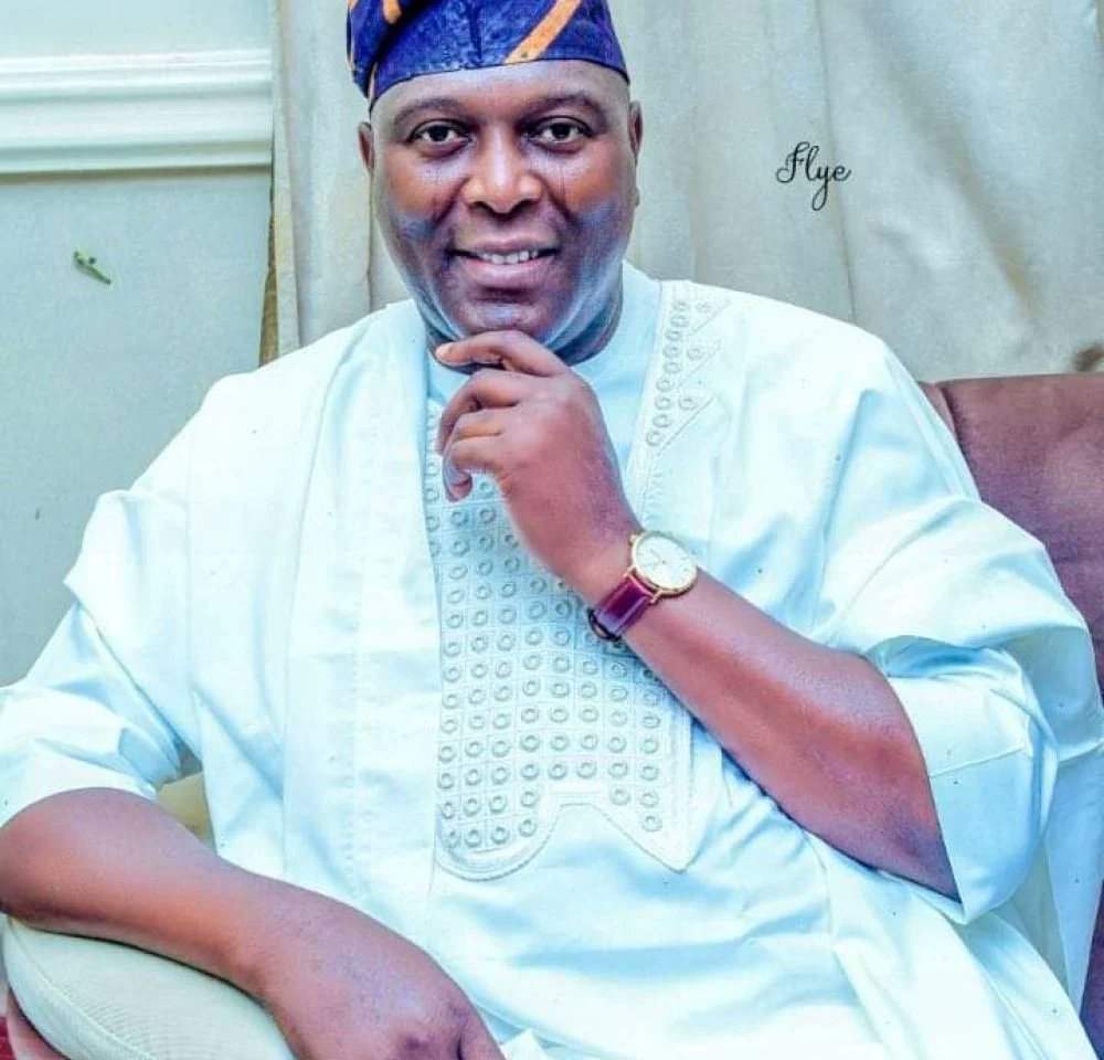 NigeriaStories's tweet photo. JUST IN: The Secretary to the Osun State Government, Teslim Igbalaye, and five others have been arrested and detained by the state Police Command following a raid on his residence in Osogbo today https://t.co/7gR9xO9DKo