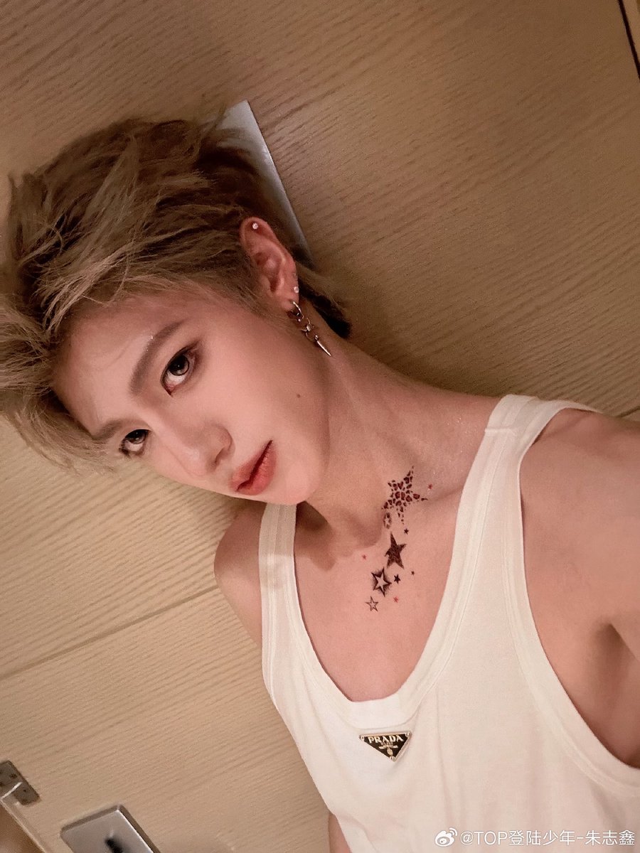 oootnotof3's tweet photo. 苏新皓想要和朱志鑫做爱的时候会从他的下颌线开始亲，先是轻轻的亲一下最后再是过渡到旁边的那颗痣伸出舌头一下下的舔舐，还能感受到痣的凸起。但其实往往这时候大哥哥已经几把立起，翻身压倒铲子，位子交换。大哥哥就不是从脸开始了。直接扒开铲子的裤子，吮吸那已经湿漉漉的逼。 https://t.co/Nw5EQtXPc0