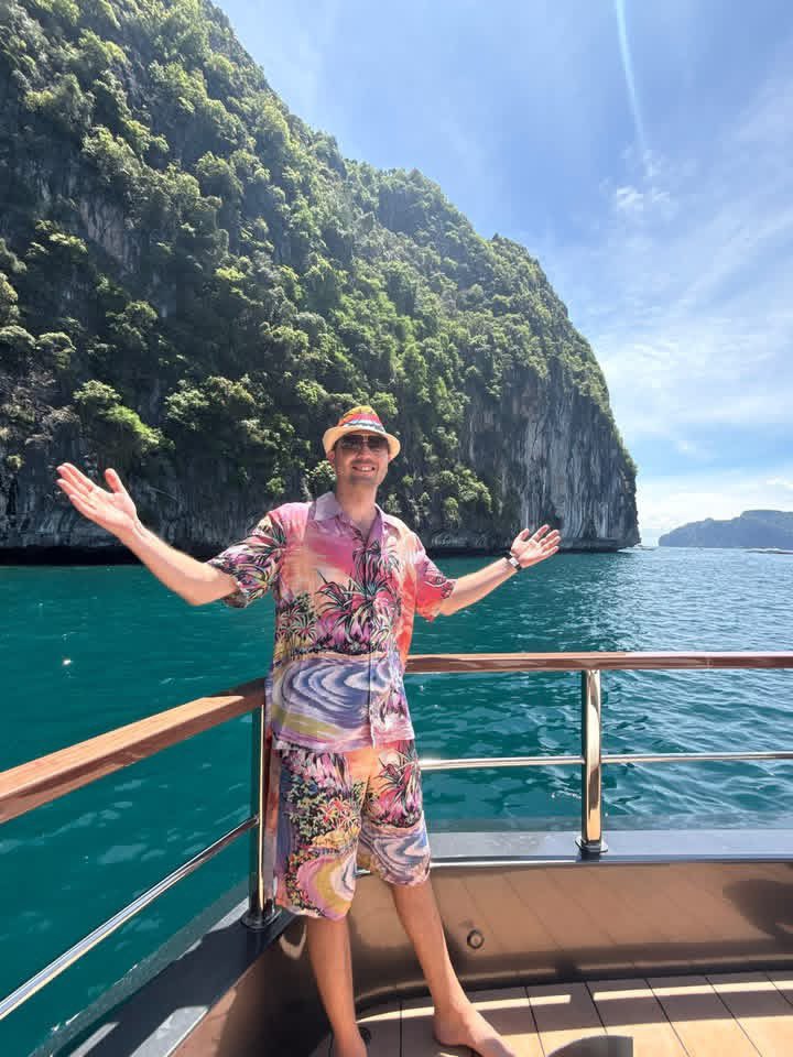 CoachRyan360's tweet photo. Blessed to be on the mega yacht visiting the beautiful Phi Phi islands, surrounded by high level entrepreneurs, bloggers and real estate investors. We snorkeled around the island, danced to amazing DJ music, jumped from 
the yacht to the water and have had deep conversations. https://t.co/4cUe5Kewz7