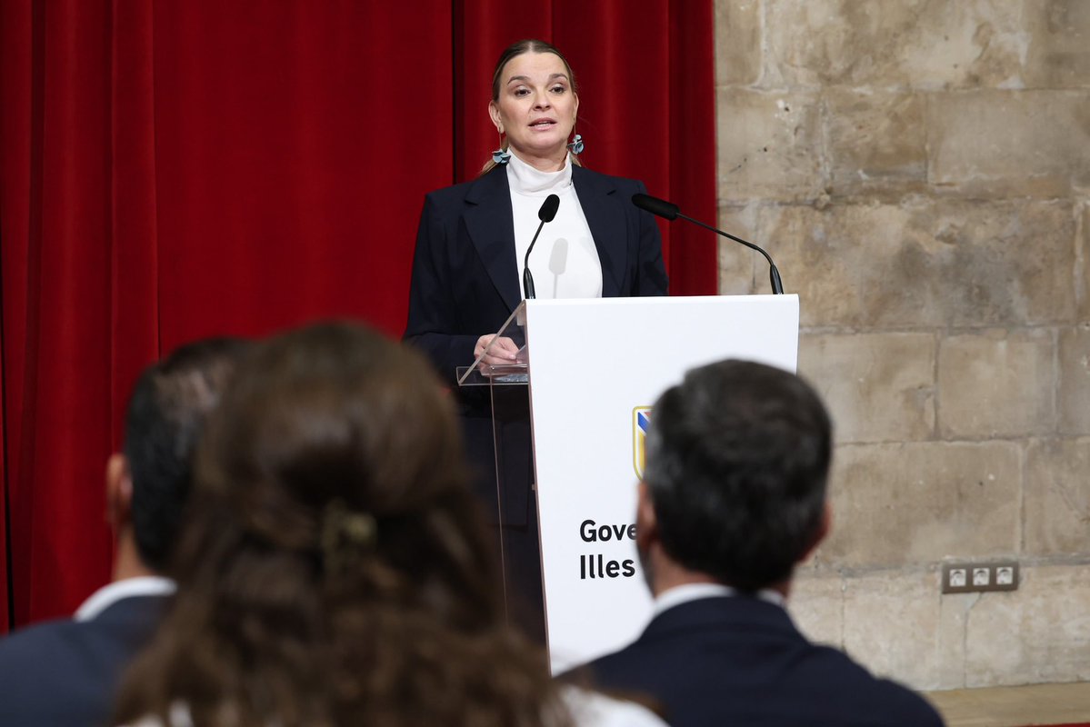 MargaProhens's tweet photo. Avui m’he reunit per quarta vegada amb el president del Govern d’Espanya, Pedro Sánchez. Tot i que és positiu que hi hagi aquesta interlocició, hem de lamentar que l’agenda balear continua sense els avanços que necessiten els ciutadans d’aquestes Illes.

Amb tot, li he tornat a traslladar els principals reptes de Balears:

🔘  Hem tractat la bona coordinació que van demostrar les institucions a la DANA d’Eivissa i també amb la gestió de l’operatiu per l’eclipsi solar que estam duent a terme, amb algunes àrees que són responsabilitat de Delegació de Govern.

❌ Davant l’emergència migratòria que pateixen les Illes, li he traslladat el crit d’auxili i que el Govern d’Espanya no pot continuar afrontant de braços plegats. 

Amb 11.000 persones i 606 pasteres en només un any i mig i amb els consells insulars tutelant prop de 880 menors no acompanyats, el doble de la capacitat prevista pel mateix Ministeri. La situació és especialment greu a Formentera, que enguany ja ha rebut 1.857 persones en 118 pasteres. 

Per això, he demanat un pla específic per l'emergència migratòria a les Illes Balears per reforçar les nostres fronteres, lluitar contra les màfies, d'actuar en els països d'origen, activar de manera permanent de Frontex i dotar als consells i sulars de recursos. 

🏘️ En habitatge, li he explicat com el Govern ja impulsa prop de 10.000 habitatges a preu limitat i amb més de 1.000 habitatges de promoció pública, prioritzant els ciutadans de les Illes Balears amb anys de residència certificada a totes les promocions d’habitatge.

📊 També li he traslladat la nostra oposició a un nou sistema de finançament que continuï castigant els ciutadans de les Illes Balears i a una mal anomenada condonació del deute que torna a perjudicar aquesta comunitat.
I he insistit en la necessitat de renovar i ampliar el Règim Especial de les Illes Balears, amb avantatge per la innovació i l’habitatge. Una negociació que continua sense resposta per part del Govern d’Espanya.

🛤️ En matèria de mobilitat, tot i el compromís d'avançar en la negociació de finançament per part del Govern d'Espanya en els projectes que estam tramitant, com el tren a Llucmajor, a Alcúdia, el metro a Son Espases o fins i tot el tren a Artà i Capdepera, de moment la negociació es troba actualment bloquejada i el Govern balear està finançant els projectes amb fons propis. He sol·licitat desbloquejar el conveni ferroviari, com ja s’ha fet amb Canàries, i iniciar també la negociació dels convenis de carreteres amb els quatre consells insulars.

👬 Som conscients del malestar social i no ens desentenem. Fa tres anys que treballam per posar límits al creixement i impulsar polítiques de contenció turística.

Per això no té sentit que, mentre Govern, consells, ajuntaments, sectors econòmics, agents socials i societat civil parlam de contenció, Aena continuï planificant incrementar la capacitat dels nostres aeroports. He reclamat que la planificació d’Aena s’alineï amb les polítiques de contenció de les Illes Balears i que el Govern d’Espanya respecti l’autonomia dels consells insulars perquè puguin regular l’entrada de vehicles i de rent a car.

Continuarem reclamant avanços en l’agenda balear i defensant, sempre i per damunt de tot, els interessos dels ciutadans de les Illes Balears.