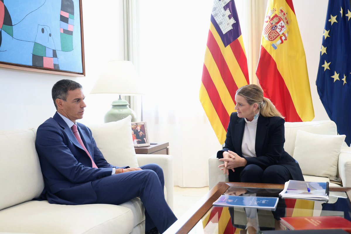 MargaProhens's tweet photo. Avui m’he reunit per quarta vegada amb el president del Govern d’Espanya, Pedro Sánchez. Tot i que és positiu que hi hagi aquesta interlocició, hem de lamentar que l’agenda balear continua sense els avanços que necessiten els ciutadans d’aquestes Illes.

Amb tot, li he tornat a traslladar els principals reptes de Balears:

🔘  Hem tractat la bona coordinació que van demostrar les institucions a la DANA d’Eivissa i també amb la gestió de l’operatiu per l’eclipsi solar que estam duent a terme, amb algunes àrees que són responsabilitat de Delegació de Govern.

❌ Davant l’emergència migratòria que pateixen les Illes, li he traslladat el crit d’auxili i que el Govern d’Espanya no pot continuar afrontant de braços plegats. 

Amb 11.000 persones i 606 pasteres en només un any i mig i amb els consells insulars tutelant prop de 880 menors no acompanyats, el doble de la capacitat prevista pel mateix Ministeri. La situació és especialment greu a Formentera, que enguany ja ha rebut 1.857 persones en 118 pasteres. 

Per això, he demanat un pla específic per l'emergència migratòria a les Illes Balears per reforçar les nostres fronteres, lluitar contra les màfies, d'actuar en els països d'origen, activar de manera permanent de Frontex i dotar als consells i sulars de recursos. 

🏘️ En habitatge, li he explicat com el Govern ja impulsa prop de 10.000 habitatges a preu limitat i amb més de 1.000 habitatges de promoció pública, prioritzant els ciutadans de les Illes Balears amb anys de residència certificada a totes les promocions d’habitatge.

📊 També li he traslladat la nostra oposició a un nou sistema de finançament que continuï castigant els ciutadans de les Illes Balears i a una mal anomenada condonació del deute que torna a perjudicar aquesta comunitat.
I he insistit en la necessitat de renovar i ampliar el Règim Especial de les Illes Balears, amb avantatge per la innovació i l’habitatge. Una negociació que continua sense resposta per part del Govern d’Espanya.

🛤️ En matèria de mobilitat, tot i el compromís d'avançar en la negociació de finançament per part del Govern d'Espanya en els projectes que estam tramitant, com el tren a Llucmajor, a Alcúdia, el metro a Son Espases o fins i tot el tren a Artà i Capdepera, de moment la negociació es troba actualment bloquejada i el Govern balear està finançant els projectes amb fons propis. He sol·licitat desbloquejar el conveni ferroviari, com ja s’ha fet amb Canàries, i iniciar també la negociació dels convenis de carreteres amb els quatre consells insulars.

👬 Som conscients del malestar social i no ens desentenem. Fa tres anys que treballam per posar límits al creixement i impulsar polítiques de contenció turística.

Per això no té sentit que, mentre Govern, consells, ajuntaments, sectors econòmics, agents socials i societat civil parlam de contenció, Aena continuï planificant incrementar la capacitat dels nostres aeroports. He reclamat que la planificació d’Aena s’alineï amb les polítiques de contenció de les Illes Balears i que el Govern d’Espanya respecti l’autonomia dels consells insulars perquè puguin regular l’entrada de vehicles i de rent a car.

Continuarem reclamant avanços en l’agenda balear i defensant, sempre i per damunt de tot, els interessos dels ciutadans de les Illes Balears.
