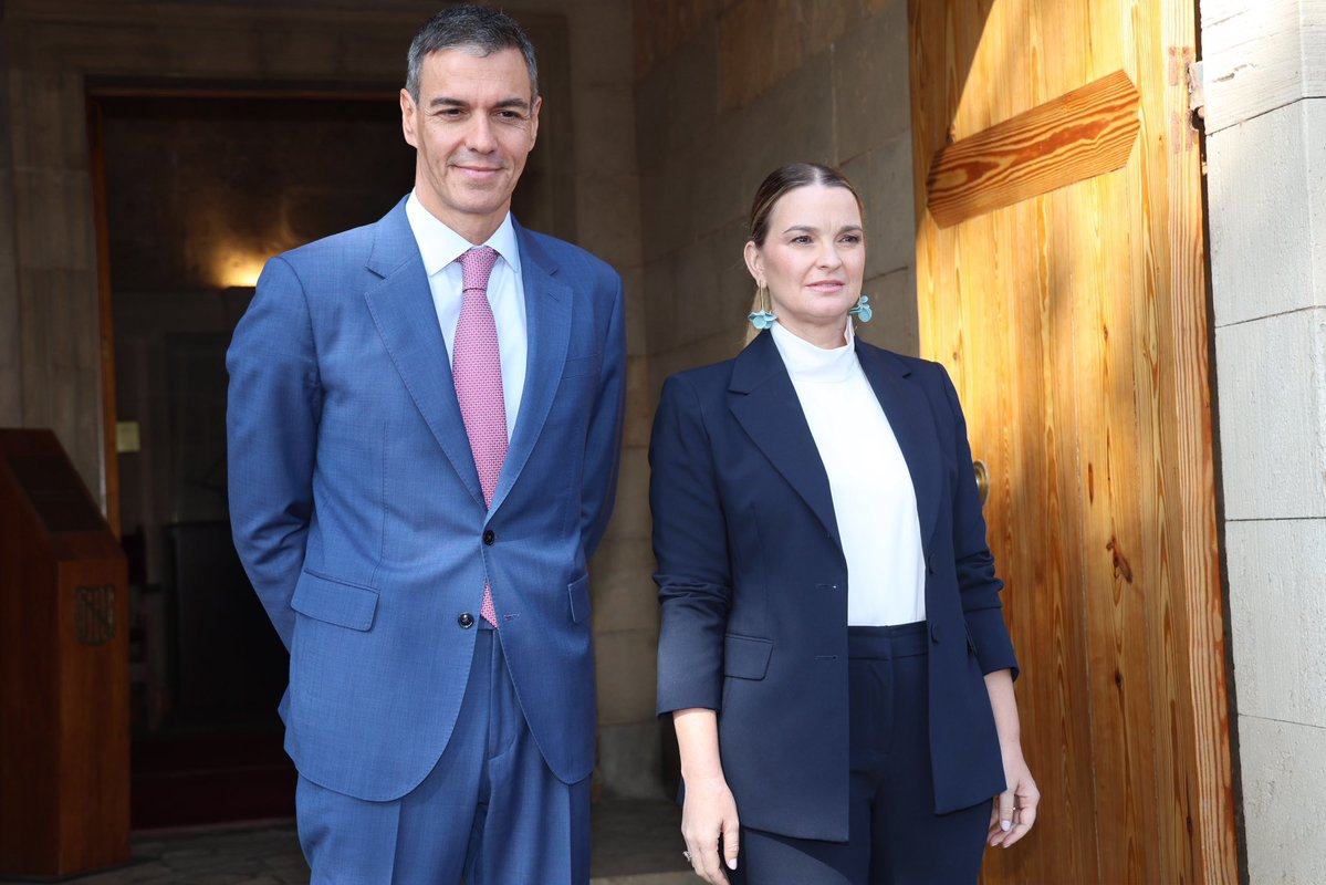 MargaProhens's tweet photo. Avui m’he reunit per quarta vegada amb el president del Govern d’Espanya, Pedro Sánchez. Tot i que és positiu que hi hagi aquesta interlocició, hem de lamentar que l’agenda balear continua sense els avanços que necessiten els ciutadans d’aquestes Illes.

Amb tot, li he tornat a traslladar els principals reptes de Balears:

🔘  Hem tractat la bona coordinació que van demostrar les institucions a la DANA d’Eivissa i també amb la gestió de l’operatiu per l’eclipsi solar que estam duent a terme, amb algunes àrees que són responsabilitat de Delegació de Govern.

❌ Davant l’emergència migratòria que pateixen les Illes, li he traslladat el crit d’auxili i que el Govern d’Espanya no pot continuar afrontant de braços plegats. 

Amb 11.000 persones i 606 pasteres en només un any i mig i amb els consells insulars tutelant prop de 880 menors no acompanyats, el doble de la capacitat prevista pel mateix Ministeri. La situació és especialment greu a Formentera, que enguany ja ha rebut 1.857 persones en 118 pasteres. 

Per això, he demanat un pla específic per l'emergència migratòria a les Illes Balears per reforçar les nostres fronteres, lluitar contra les màfies, d'actuar en els països d'origen, activar de manera permanent de Frontex i dotar als consells i sulars de recursos. 

🏘️ En habitatge, li he explicat com el Govern ja impulsa prop de 10.000 habitatges a preu limitat i amb més de 1.000 habitatges de promoció pública, prioritzant els ciutadans de les Illes Balears amb anys de residència certificada a totes les promocions d’habitatge.

📊 També li he traslladat la nostra oposició a un nou sistema de finançament que continuï castigant els ciutadans de les Illes Balears i a una mal anomenada condonació del deute que torna a perjudicar aquesta comunitat.
I he insistit en la necessitat de renovar i ampliar el Règim Especial de les Illes Balears, amb avantatge per la innovació i l’habitatge. Una negociació que continua sense resposta per part del Govern d’Espanya.

🛤️ En matèria de mobilitat, tot i el compromís d'avançar en la negociació de finançament per part del Govern d'Espanya en els projectes que estam tramitant, com el tren a Llucmajor, a Alcúdia, el metro a Son Espases o fins i tot el tren a Artà i Capdepera, de moment la negociació es troba actualment bloquejada i el Govern balear està finançant els projectes amb fons propis. He sol·licitat desbloquejar el conveni ferroviari, com ja s’ha fet amb Canàries, i iniciar també la negociació dels convenis de carreteres amb els quatre consells insulars.

👬 Som conscients del malestar social i no ens desentenem. Fa tres anys que treballam per posar límits al creixement i impulsar polítiques de contenció turística.

Per això no té sentit que, mentre Govern, consells, ajuntaments, sectors econòmics, agents socials i societat civil parlam de contenció, Aena continuï planificant incrementar la capacitat dels nostres aeroports. He reclamat que la planificació d’Aena s’alineï amb les polítiques de contenció de les Illes Balears i que el Govern d’Espanya respecti l’autonomia dels consells insulars perquè puguin regular l’entrada de vehicles i de rent a car.

Continuarem reclamant avanços en l’agenda balear i defensant, sempre i per damunt de tot, els interessos dels ciutadans de les Illes Balears.