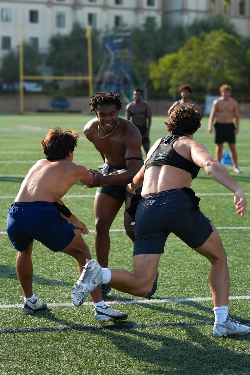 USDFootball's tweet photo. Fun 🤝 Work

#GoToreros https://t.co/LLpN5MaNmU