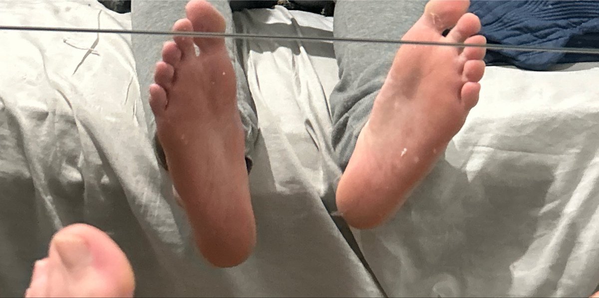 domwolfOf's tweet photo. Irei pisar com meus pés enorme em sua cara vagabunda.

#findom #feetfetısh https://t.co/IpIDwrZAah