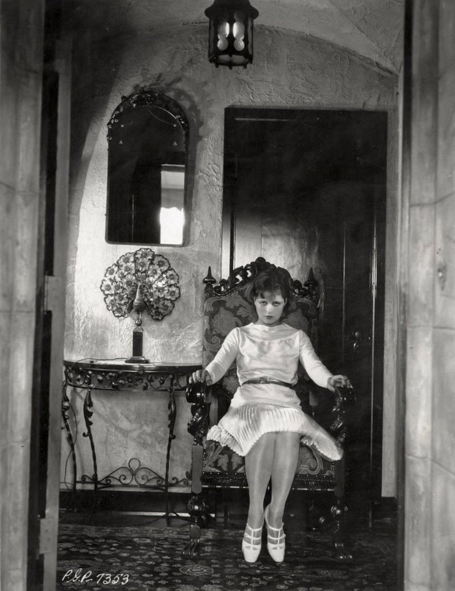 ForeverLouiseB1's tweet photo. Clara Bow at home, 1927. Photo by Otto Dyar. #botd https://t.co/E7YczDDgXp