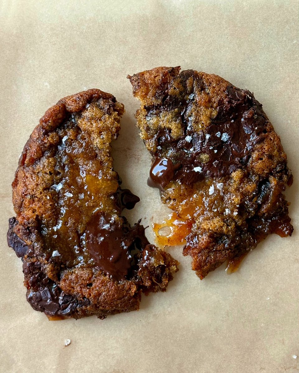 saweeeties's tweet photo. Brown butter sticky toffee pudding cookies: salted caramel, medjool dates and dark chocolate ! https://t.co/JcuOFSukbD