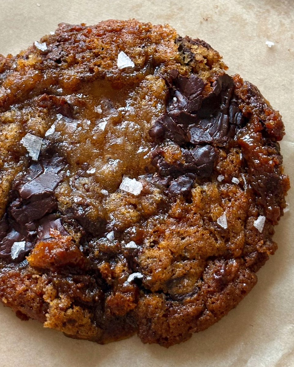 saweeeties's tweet photo. Brown butter sticky toffee pudding cookies: salted caramel, medjool dates and dark chocolate ! https://t.co/JcuOFSukbD