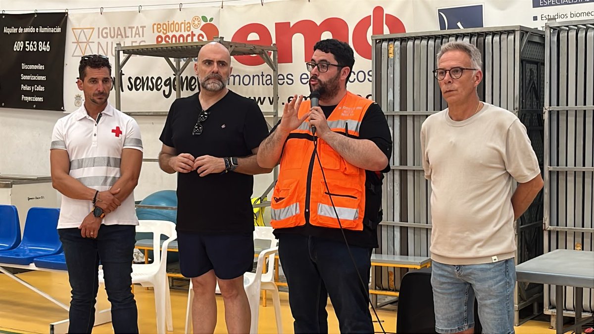 CruzRojaCS's tweet photo. 🚨Esta tarde completamos el traslado de las personas que permanecían en 2 de los 3 albergues de @CruzRojaESP en Castellón (Nules y Onda) a 3 residencias más confortables mientras se extingue el incendio. Solo se mantiene el albergue en Moncofa con 70 de las 200 plazas iniciales. https://t.co/6cRrvxFa3q