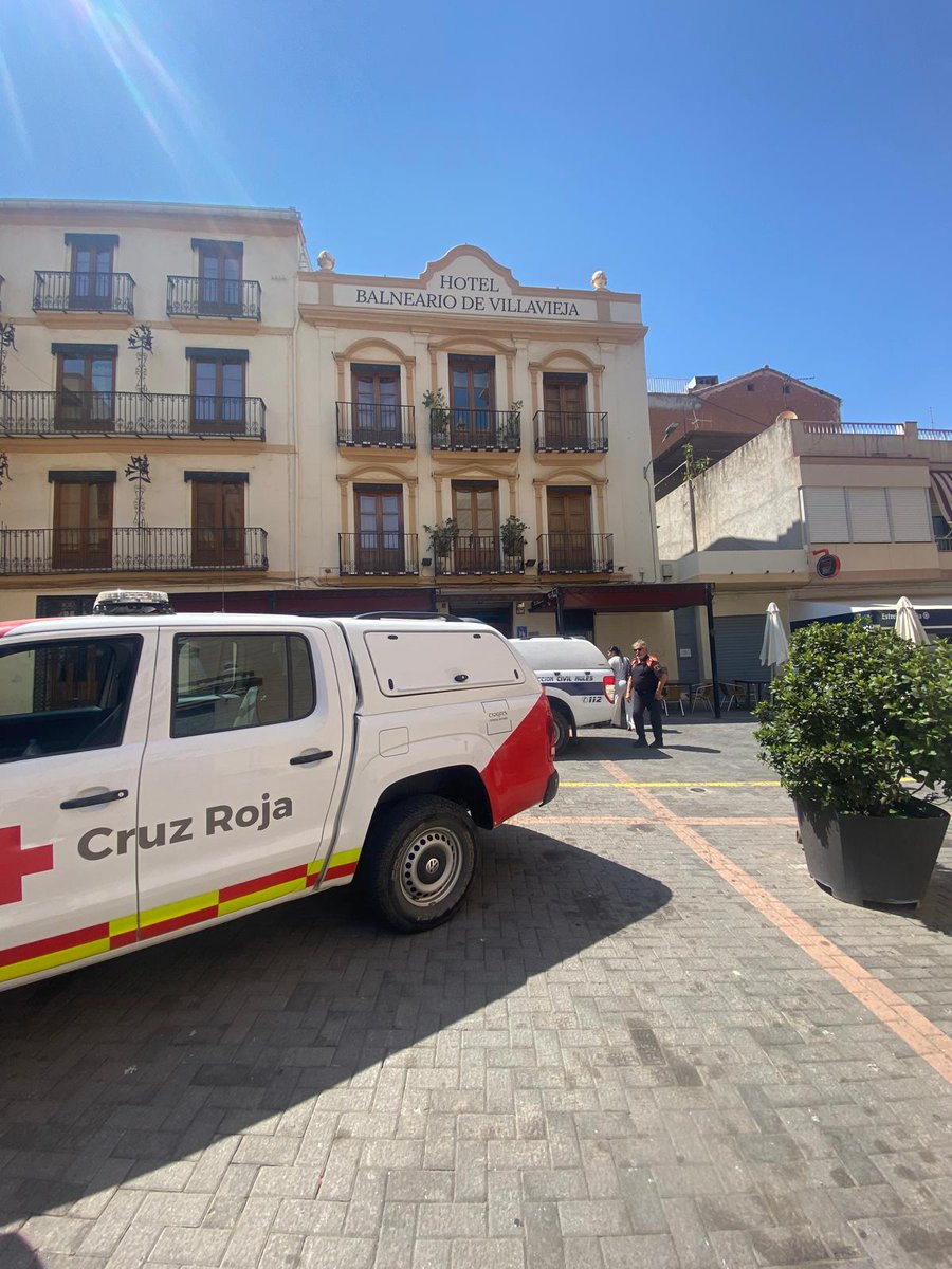 CruzRojaCS's tweet photo. 🚨Esta tarde completamos el traslado de las personas que permanecían en 2 de los 3 albergues de @CruzRojaESP en Castellón (Nules y Onda) a 3 residencias más confortables mientras se extingue el incendio. Solo se mantiene el albergue en Moncofa con 70 de las 200 plazas iniciales. https://t.co/6cRrvxFa3q