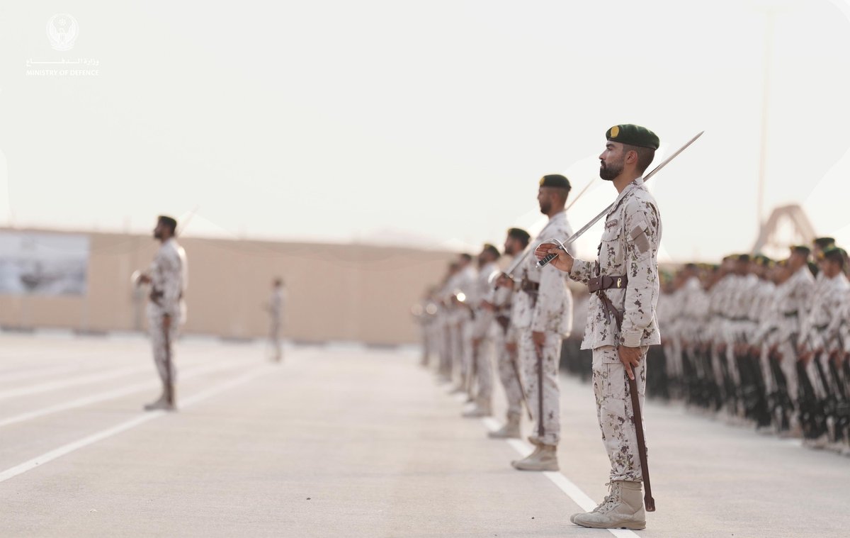 modgovae's tweet photo. شهد معالي محمد بن مبارك بن فاضل المزروعي، وزير الدولة لشؤون الدفاع، بحضور اللواء الركن عيسى راشد المهيري، رئيس هيئة الخدمة الوطنية والإحتياطية، وعدد من كبار ضباط وزارة الدفاع، حفل تخريج مجندي الدفعة الـ24 من منتسبي الخدمة الوطنية في مركز تدريب سيح اللحمة. 

قدّم الخريجون خلال الحفل استعراضات عسكرية ميدانية عكست ما اكتسبوه من مهارات احترافية وانضباط عسكري خلال فترة التدريب، وأبرزت مستوى الجاهزية والكفاءة العالية في تنفيذ الحركات والتشكيلات العسكرية بدقة وتناسق.

وفي ختام الحفل، هنأ معالي وزير الدولة لشؤون الدفاع الخريجين، مشيداً بما أظهروه من انضباط والتزام ومستوى متميز في الأداء، متمنياً لهم التوفيق في خدمة الوطن والقيام بواجباتهم بكل إخلاص وكفاءة، بما يعزز مسيرة القوات المسلحة.

#وزارة_الدفاع 
#وزارة_الدفاع_الإماراتية
#MOD
#UAEMinistryOfDefence