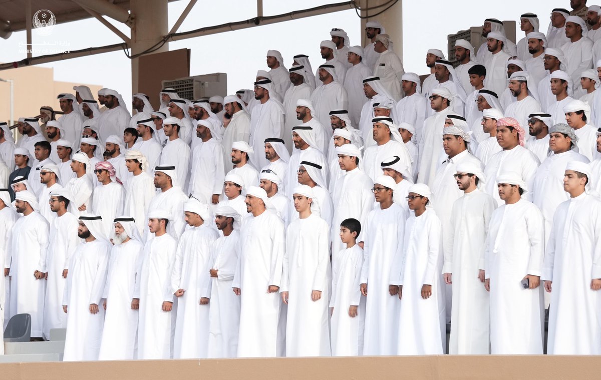 modgovae's tweet photo. شهد معالي محمد بن مبارك بن فاضل المزروعي، وزير الدولة لشؤون الدفاع، بحضور اللواء الركن عيسى راشد المهيري، رئيس هيئة الخدمة الوطنية والإحتياطية، وعدد من كبار ضباط وزارة الدفاع، حفل تخريج مجندي الدفعة الـ24 من منتسبي الخدمة الوطنية في مركز تدريب سيح اللحمة. 

قدّم الخريجون خلال الحفل استعراضات عسكرية ميدانية عكست ما اكتسبوه من مهارات احترافية وانضباط عسكري خلال فترة التدريب، وأبرزت مستوى الجاهزية والكفاءة العالية في تنفيذ الحركات والتشكيلات العسكرية بدقة وتناسق.

وفي ختام الحفل، هنأ معالي وزير الدولة لشؤون الدفاع الخريجين، مشيداً بما أظهروه من انضباط والتزام ومستوى متميز في الأداء، متمنياً لهم التوفيق في خدمة الوطن والقيام بواجباتهم بكل إخلاص وكفاءة، بما يعزز مسيرة القوات المسلحة.

#وزارة_الدفاع 
#وزارة_الدفاع_الإماراتية
#MOD
#UAEMinistryOfDefence