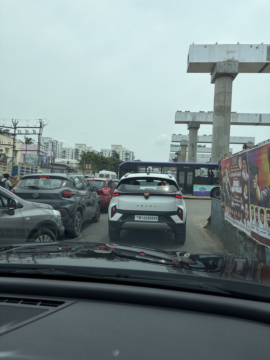 MUNI2012's tweet photo. @ChennaiTraffic We need traffic police support to avoid heavy traffic congestion especially at junction points 1) Near Trends at Sholingnallur (buses taking U turn) 2) Near Geetam Resturant Thoraipakkam (vehicle crosses left to right) disturbs vehicle comes from Sholingnallur https://t.co/ymwG4Lvtl1