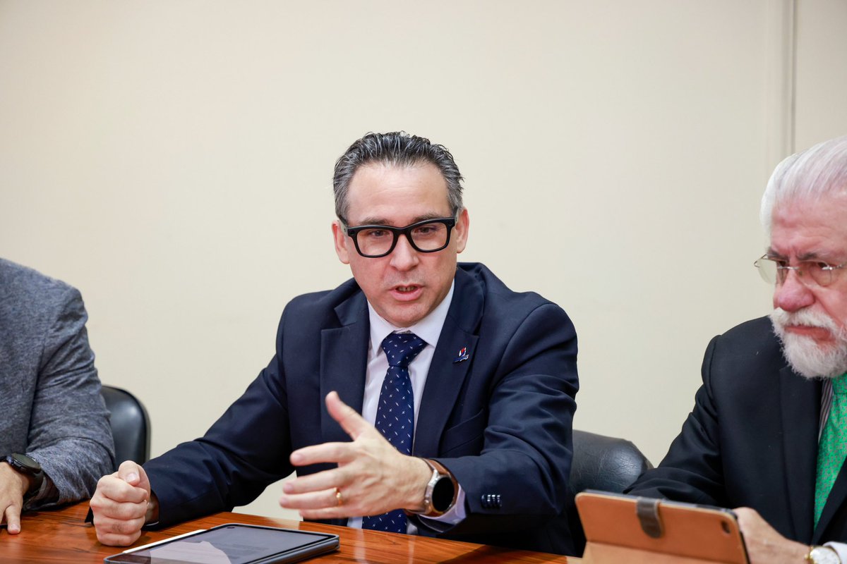 MIC_PY's tweet photo. #MIC | Paraguay y Chile fortalecen su cooperación comercial 🤝
El Viceministerio de Mipymes recibió al embajador de Chile, Hernán Brantes, en una jornada para acercar los beneficios del Acuerdo Chile-Paraguay a las empresas de menor tamaño.
🔗 Nota completa en: https://t.co/F01TUliJWH
#GobiernoDelParaguay