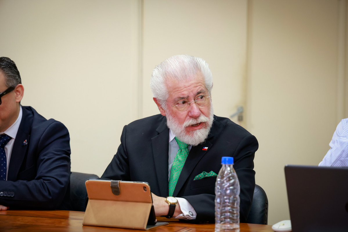 MIC_PY's tweet photo. #MIC | Paraguay y Chile fortalecen su cooperación comercial 🤝
El Viceministerio de Mipymes recibió al embajador de Chile, Hernán Brantes, en una jornada para acercar los beneficios del Acuerdo Chile-Paraguay a las empresas de menor tamaño.
🔗 Nota completa en: https://t.co/F01TUliJWH
#GobiernoDelParaguay