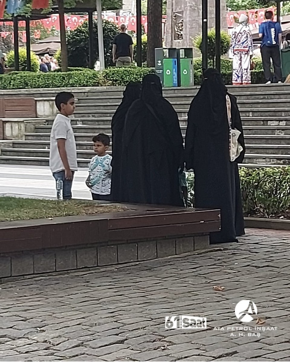 mehmetcakir_61's tweet photo. Trabzon Meydan Parkı'nda İstiklal Marşı okunurken Arap turistler hazırola geçerek marşa eşlik etti.

Bu hareketi bir İngiliz veya bir Alman yapmış olsaydı Kemalistlerin alayı günlerce o görüntüyü paylaşır methiyeler dizerdi.

Ama yapan Arap olunca görmezler, paylaşmazlar.

Resimdeki Arap turistlerin Ümit Özdağ ve avanelerinden daha çok Türkiye sevdalısı olduğuna yemin ederim ama ispatlayamam...