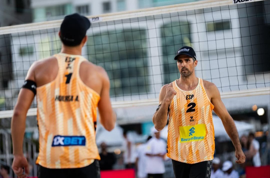 pebeterodorado's tweet photo. ✅ ¡𝗔𝗗𝗥𝗜Á𝗡 𝗚𝗔𝗩𝗜𝗥𝗔 𝗬 𝗔𝗟𝗘𝗝𝗔𝗡𝗗𝗥𝗢 𝗛𝗨𝗘𝗥𝗧𝗔, 𝗔𝗟 𝗖𝗨𝗔𝗗𝗥𝗢 𝗣𝗥𝗜𝗡𝗖𝗜𝗣𝗔𝗟!

⛱️ La pareja española derrotó a los brasileños Jonathan y Guto para acceder al cuadro principal del Elite 16 celebrado en Río de Janeiro. https://t.co/gASBdHwq5a