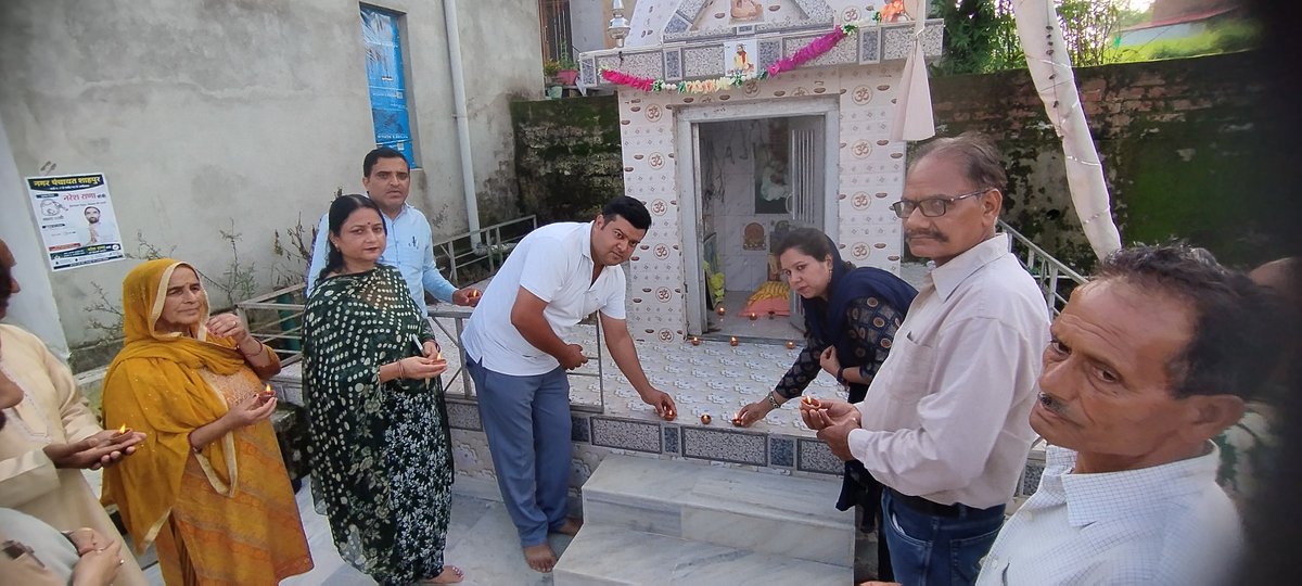ipranav04's tweet photo. संत शिरोमणि श्री #गुरु_रविदास जी महाराज की 650वीं जयंती वर्ष के अवसर पर आयोजित "समरसता संकल्प अभियान" के अंतर्गत आज #शाहपुर के #सारनू में संत रविदास जी के मंदिर में दीप प्रज्वलित कर महाराज के समरसता, समानता और मानवता के संदेश को जन-जन तक पहुँचाने का आवाहन किया।
#RavidasJayanti https://t.co/9M6HGrAJ7v