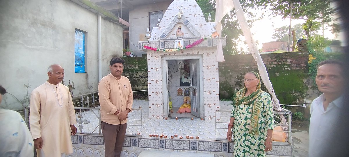 ipranav04's tweet photo. संत शिरोमणि श्री #गुरु_रविदास जी महाराज की 650वीं जयंती वर्ष के अवसर पर आयोजित "समरसता संकल्प अभियान" के अंतर्गत आज #शाहपुर के #सारनू में संत रविदास जी के मंदिर में दीप प्रज्वलित कर महाराज के समरसता, समानता और मानवता के संदेश को जन-जन तक पहुँचाने का आवाहन किया।
#RavidasJayanti https://t.co/9M6HGrAJ7v