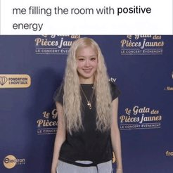 numberonestwt's tweet photo. rosé long hair grey shirt gold necklace awkwardly smiling “me filling the room with positive energy” reaction pic https://t.co/5nELGAcIuW