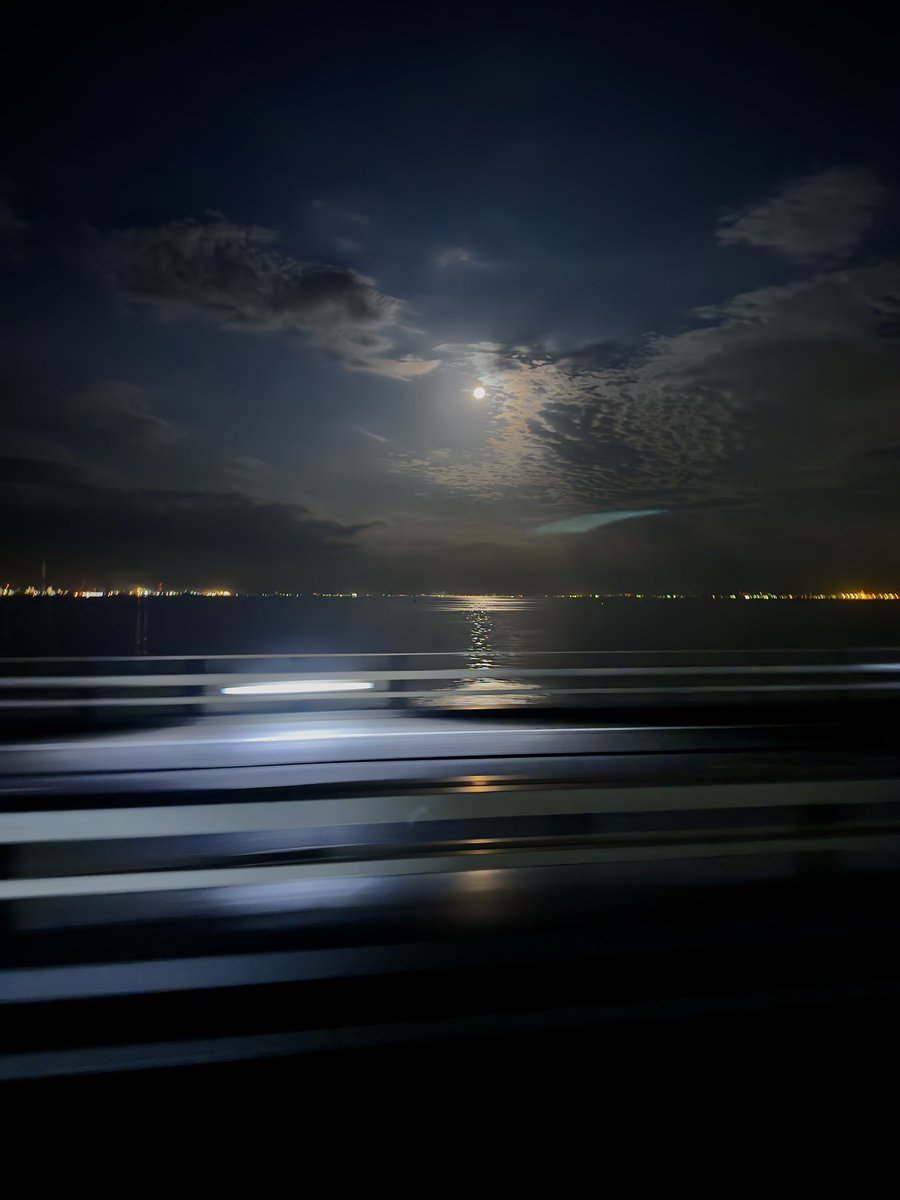 Phantom4569's tweet photo. 今日もとても綺麗だよ🌕
（撮れてないけど） https://t.co/4wYiEOpjPX