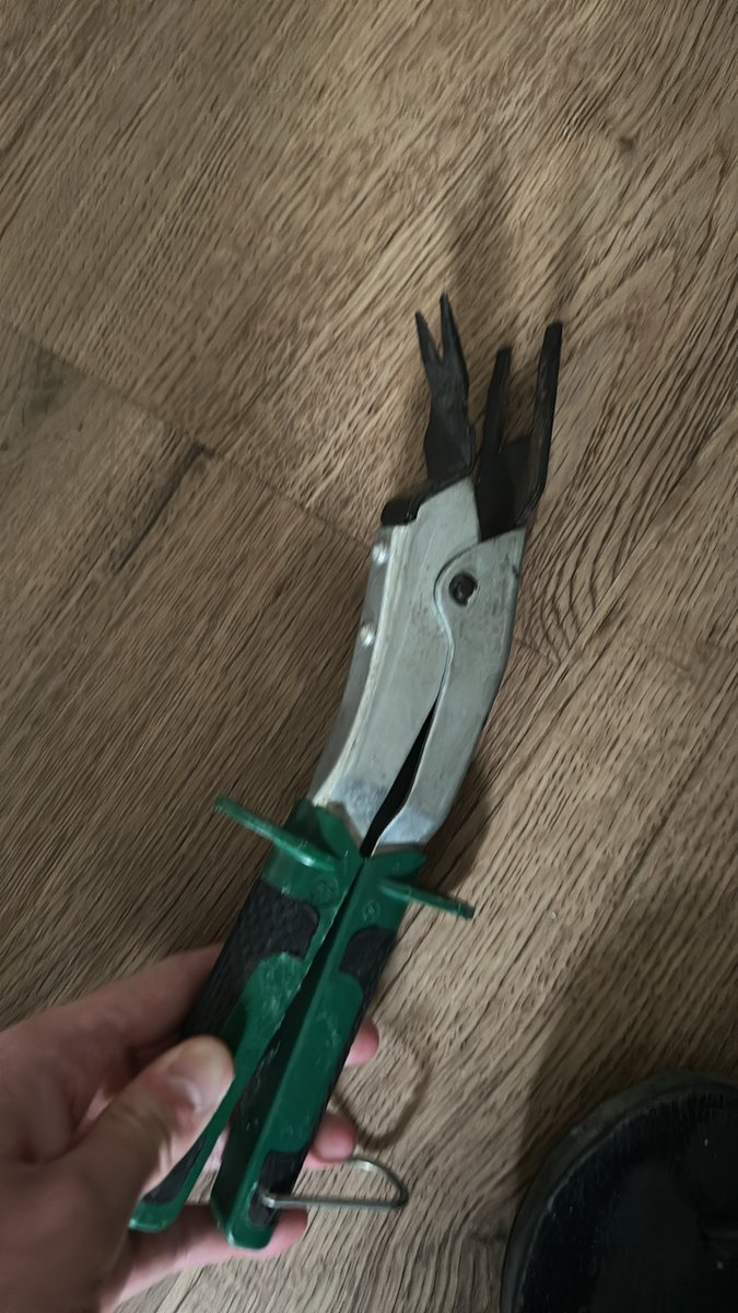 rogket29's tweet photo. @Nicorvette La meilleure pince pour virer les clips à la con ! https://t.co/6hNELfGhpX