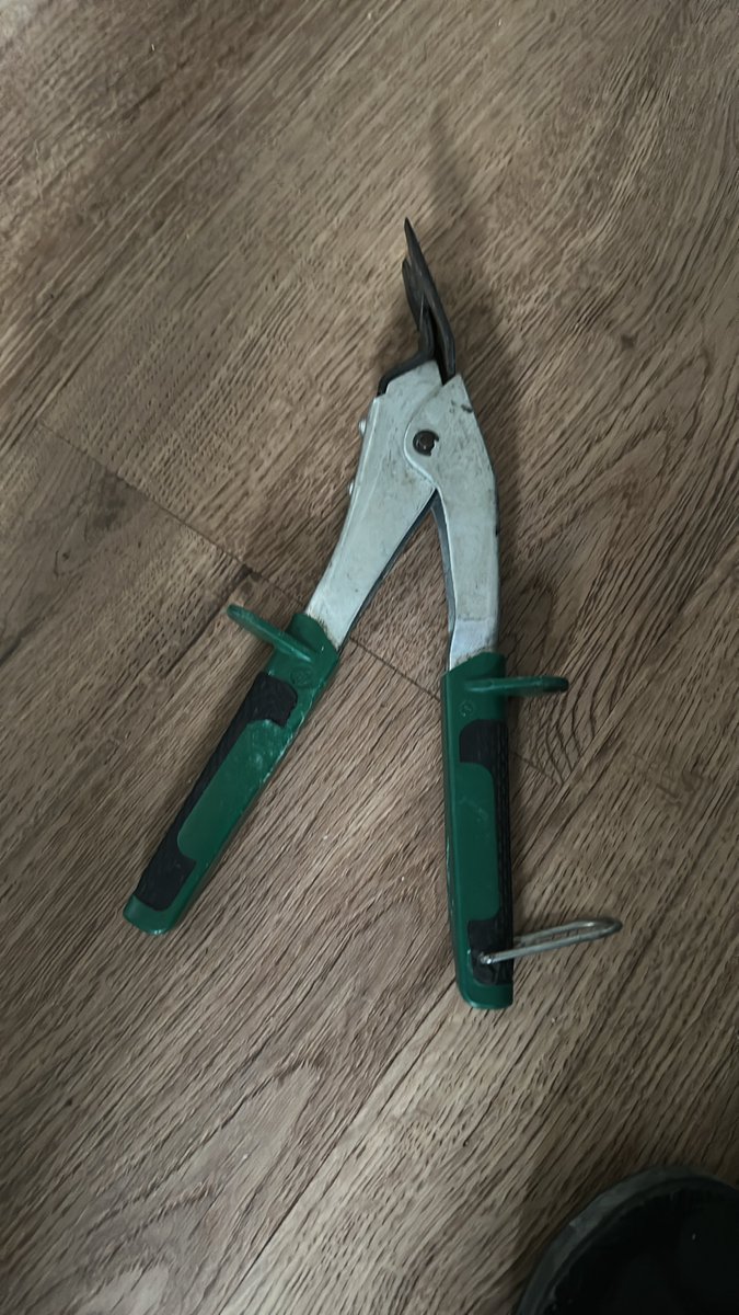 rogket29's tweet photo. @Nicorvette La meilleure pince pour virer les clips à la con ! https://t.co/6hNELfGhpX