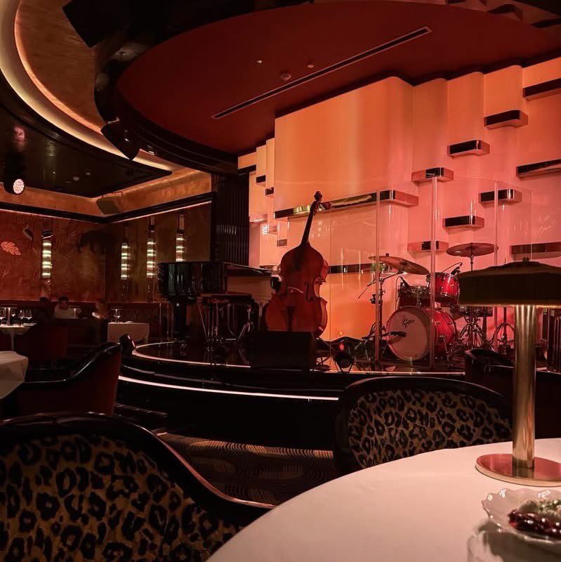 layxsnv's tweet photo. I want to experience a Jazz club at least once in my life 🥺✨🎷🍸.. https://t.co/U1G6JupSPE